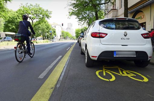 Autos auf Radwegen, Fahrräder auf der Straße – das ist mit  Verkehrswende nicht gemeint. Foto: imago images/Sabine Gudath