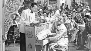 In Rick’s Café in „Casablanca“: Die Beziehung von Rick (Humphrey Bogart, li.) zu seinem schwarzen Pianisten (Dooley Wilson)   war revolutionär für Hollywood. Foto: Warner Bros.