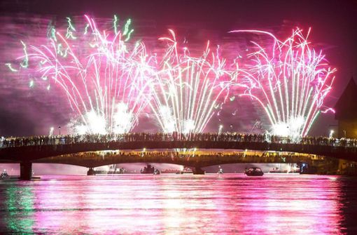Jahr für Jahr ein farbenfroher Höhepunkt: das Feuerwerk beim Seenachtsfest. Foto: dpa