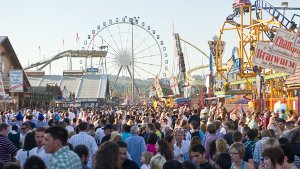 Eine Million Besucher kamen zum Auftakt des Cannstatter Wasens nach Stuttgart. Foto: dpa