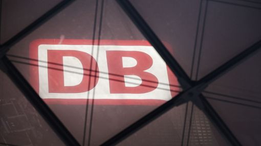 Das DB Logo am Berliner Hauptbahnhof. Foto: Hannes P. Albert/dpa