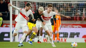 Gemeinsam sind sie stark: Atakan Karazor (links) und Angelo Stiller vom VfB Stuttgart behaupten sich hier gegen den Dortmunder Giovanni Reyna. Foto: Baumann/Volker Müller
