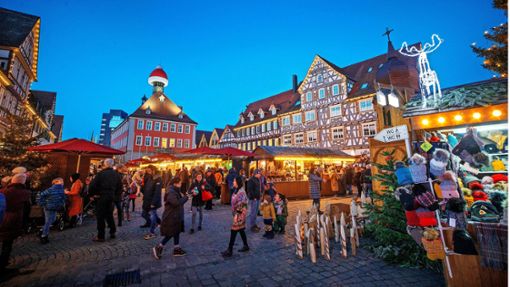 Eine prächtige Fachwerkkulisse bietet der Weihnachtsmarkt in Schorndorf. Foto: Gottfried Stoppel