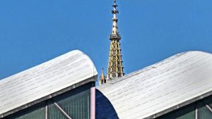 Architektonischer Kontrast:  Esslingens jüngstes Baudenkmal ist die Schelztorsporthalle, eines der ältesten die Frauenkirche (im Hintergrund). Foto: Christine Keinath