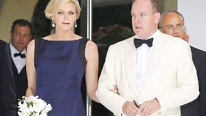 Die Gastgeber des Abends: Charlène und Albert von Monaco haben zum traditionellen Rot-Kreuz-Ball geladen. Die schwangere Fürstin zog in einer langen dunkelblauen Robe die Blicke auf sich - und vor allem auf ihren Bauch. Foto: dpa