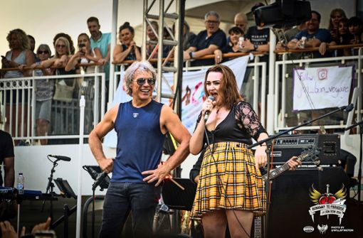 It’s their life: Jon Bon Jovi mit einem weiblichen Fan auf der Bühne des Kreuzfahrtschiffes. Foto: Will Byington