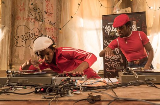 Die Anfänge des Hip-Hop, wie sie sich Baz Luhrmann vorstellt: Szene aus der Serie „The Get Down“ (2016) mit Mamoudou Athie und Shameik Moore (von links). Foto: Netflix/David Lee