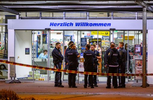 Vor einem Supermarkt in Abensberg ist ein 39-Jähriger vermutlich von zwei Männern erschossen worden. Foto: Armin Weigel/dpa/Armin Weigel