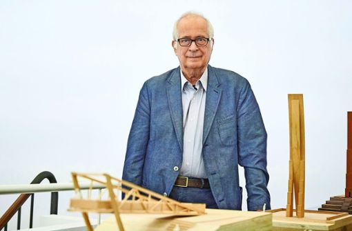 Claus Bury vor dem Modell seiner Landungsbrücke am Neckar. Foto: Peter Hartung