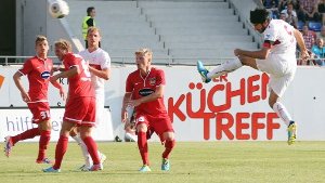 Im Testspiel beim Drittligisten 1. FC Heidenheim kommt der VfB Stuttgart zu einem knappen 1:0-Erfolg. Abwehrchef Serdar Tasci erzielt nach 25 Minuten das goldene Tor - hier die Bilder von der Partie. Foto: Pressefoto Baumann
