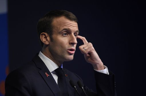 Emmanuel Macron lenkt nach den Massenprotesten bei den Steuererhöhungen ein. Foto: AP