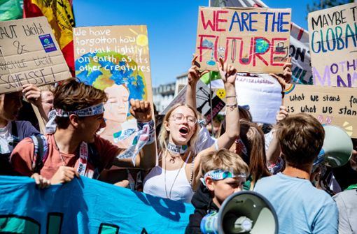 Eine Klima-Demo der Bewegung Fridays for Future – laut einer Studie tickt die Jugend ernst und politisch. Foto: dpa/Marcel Kusch