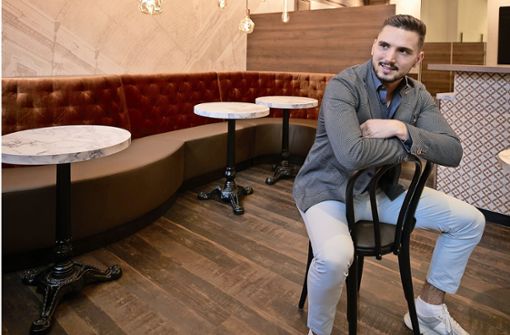 Fabiano Feig hat mit seinem Vater große Pläne für den Concept-Store im  Postturm. Im Barista-Café, in dem er sitzt, sollen schon bald  Gäste begrüßt werden. Foto: Gottfried Stoppel