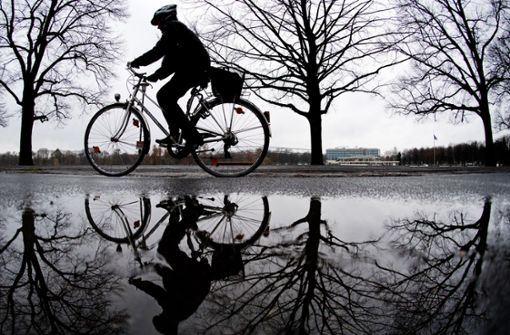 Fahrradfahren birgt mitunter schwer überschaubare Risiken. Foto: dpa/Julian Stratenschulte