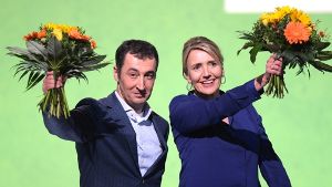 Die Bundesvorsitzenden von Bündnis 90/Die Grünen, Simone Peter und Cem Özdemir, nach ihrer Wiederwahl in Halle. Foto: dpa