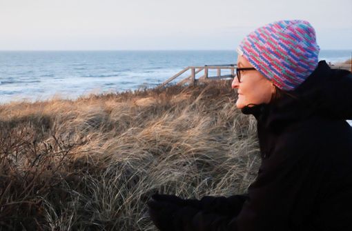 Astrid Szelest  am Strand von Hörnum: Sobald sie Meeresluft inhaliere, seien die Atembeschwerden weit weniger schlimm, sagt sie. Foto: /Martin Tschepe