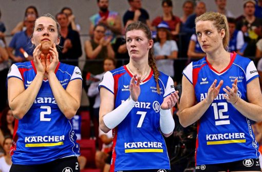 Enttäuschte Mienen bei den Volleyballerinnen von Allianz MTV Stuttgart – das erste Finalspiel verlor das Team knapp und umstritten 2:3. Foto: Baumann