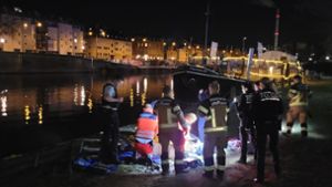 Die Retter kümmern sich um den Verletzten am Ufer. Foto: Feuerwehr/Stuttgart