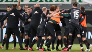 Das ging gerade noch mal gut: Werder Bremen feiert den Bundesliga-Klassenverbleib nach dem 2:2 in Heidenheim. Foto: dpa/Tom Weller
