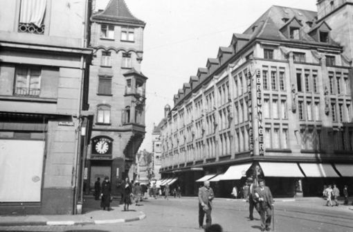 Das Kaufhaus Breuninger in Stuttgart im Jahr 1942. Die Uhr  gegenüber zeigt – fast schon symbolisch – fünf nach zwölf. Foto: Stadtarchiv