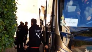 Der VfB Stuttgart bei der Ankunft am Teamhotel in Spanien – auch wenn das Schild im Bus etwas anderes vermuten lässt. Foto: StZN