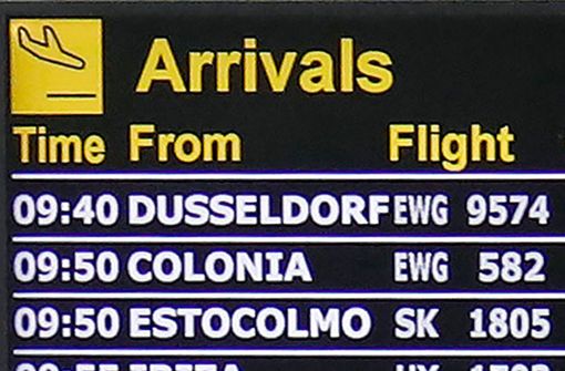 Auf den Anzeigetafeln am Flughafen werden zurzeit nur wenig Landungen und Starts angezeigt. Foto: dpa/Clara Margais