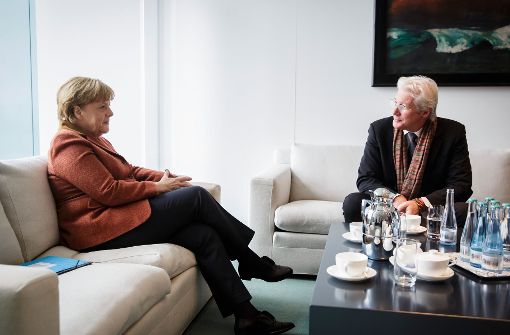 Bundeskanzlerin Angela Merkel (CDU) unterhält sich in Berlin mit US-Schauspieler Richard Gere über die Menschenrechtslage in Tibet. Die Bildergalerie zeigt, welche Promis Merkel in der Vergangenheit schon getroffen hat. Foto: Bundesregierung/dpa
