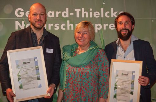 Sylvia Pilarsky-Grosch vom BUND hat Tobias Miltenberger (links) und David Gerstmeier vom Institut Pro Biene den Gerhard-Thielcke-Naturschutzpreis verliehen. Foto: BUND BW/Niklas Hahn
