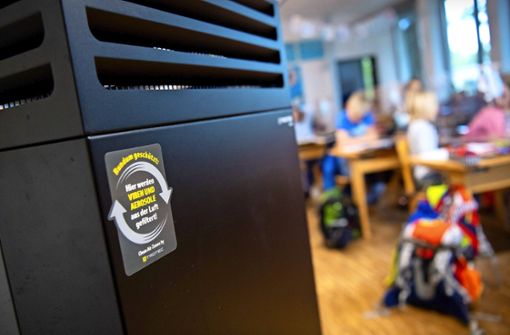 Luftfilter wie dieser an einer bayerischen Grundschule sollen auch in Stuttgart aufgestellt werden. Allerdings nur dort, wo nur ungenügend durch offene Fenster gelüftet werden kann. Foto: dpa/Sven Hoppe