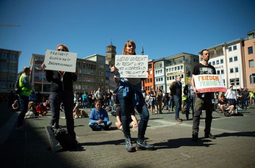 Demonstranten mit Schildern  auf dem Stuttgarter Marktplatz Foto:/Leif Piechowski