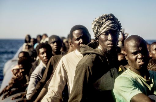 Immer mehr Migranten aus Afrika wagen die gefährliche Reise übers Mittelmeer, die meisten Boote sind völlig Foto: AP