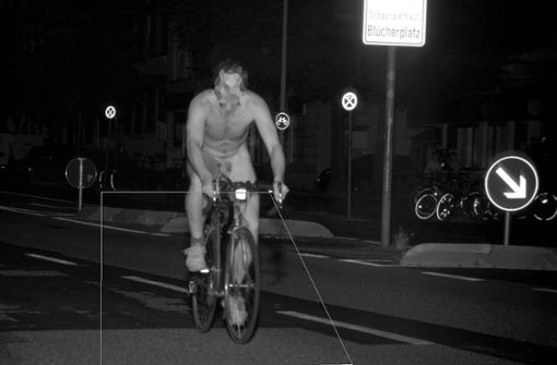 Schneller als die Polizei erlaubt: In Kiel wird ein nackter Radfahrer geblitzt. Foto: dpa