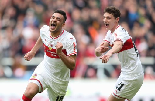 Ozan Kabak (links) schreit seine Freude über seinen ersten VfB-Treffer heraus. Foto: Getty