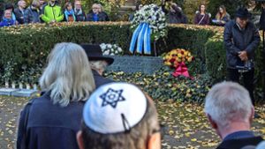 Gut 150 Menschen kommen zum  Gedenken auf den Göppinger Synagogenplatz. Foto: Christian Hass