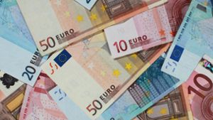 65-Jährige findet mehrere tausend Euro Bargeld auf der Straße