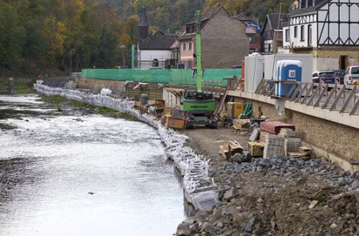 Der Wiederaufbau wie hier in Reimerzhoven nach der Sturzflut im Ahrtal  im Juli 2021 läuft. Die Höhe der Schäden ging in die Milliarden. Foto: imago/Kosecki