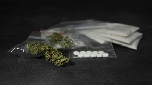 Die Polizei hat bei der Kontrolle in Günzburg eine Vielzahl verschiedener Drogen gefunden (Symbolbild). Foto: IMAGO/Pond5 Images/IMAGO/xafrica_imagesx