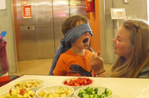Im Eltern-Kind-Zentrum steht gesundes Essen für Kinder im Vordergrund. Hier lernt ein Leckermaul die unterschiedlichen Geschmacksnoten kennen. Foto: Sybille Neth