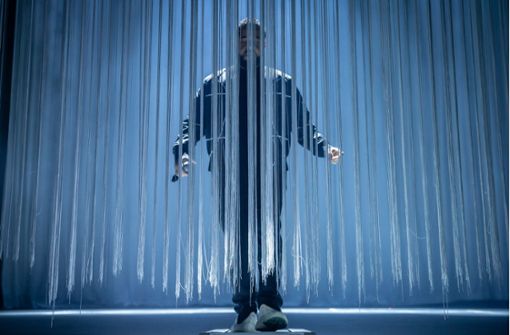 Adel Tawil tritt auf der Bühne durch einen Fransenvorhang. Foto: Lichtgut/Julian Rettig