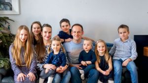 Familie Wojnar – das ist von links: Magdalena (10), Dominika (6), Kamila (39) mit  Maria (2), Dávid (12), Sławomir (38) mit Jakub (11 Monate), Paulina (4) und Samuel (8) Foto: Eibner/Sandy Dinkelacker