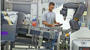 Mensch und Maschine arbeiten in der digitalen Fertigung Hand in Hand. Foto: Bosch