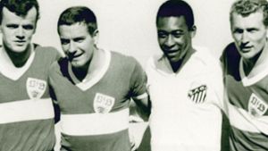 Gerhard Wanner (Zweiter von links) nach einem Freundschaftsspiel mit dem VfB im Juni 1963 gegen den FC Santos mit dem Star Pelé (Zweiter von rechts). Foto: VfB
