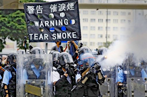 Polizisten setzen Tränengas gegen Demonstranten ein. Foto: dpa