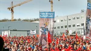 Die Protestaktionen der Bosch-Beschäftigten im März – hier an der Konzernzentrale in Gerlingen – haben Wirkung gezeigt: Der Konzern investiert in deutsche Standorte. Foto: Simon Granville