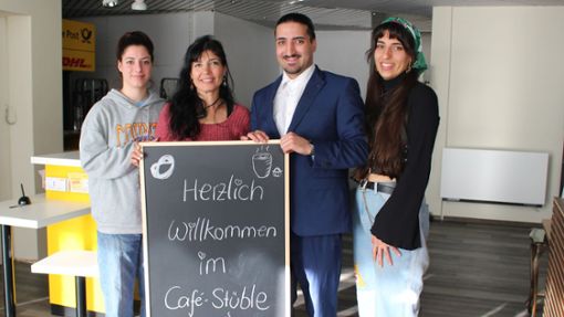 Sie haben das Post-Café in Harthausen übernommen: Semra Karaman (Zweite von links) mit ihren Kinder Gülsüm, Mustafa und Esma (von links). Foto: Caroline Holowiecki