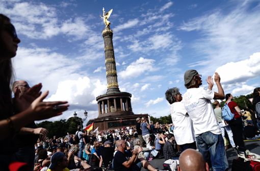 An der Siegessäule in Berlin haben Zehntausende Menschen gegen die staatlichen Corona-Schutzauflagen demonstriert. Foto: dpa/Kay Nietfeld