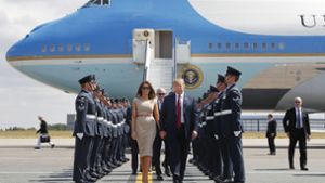 Donald Trump, hier mit seiner Frau Melania bei einem Besuch in London, hat ein neues Dienstflugzeug in Auftrag gegeben. Foto: AP
