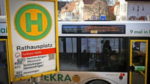 Am Rathausplatz in Hirschlanden hält der Bus seltener als bisher. Foto: factum/Granville