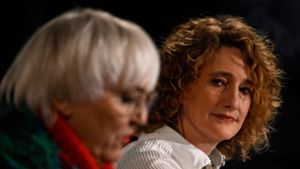 Claudia Roth (Grüne, links) stellte die neue Chefin der Berlinale vor: Tricia Tuttle. (Archivbild) Foto: AFP/TOBIAS SCHWARZ