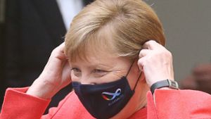 Gewappnet: Zum Beginn der deutschen Ratspräsidentschaft benutzt Angela Merkel eine Maske mit dem deutschen Logo. Foto: dpa/Wolfgang Kumm